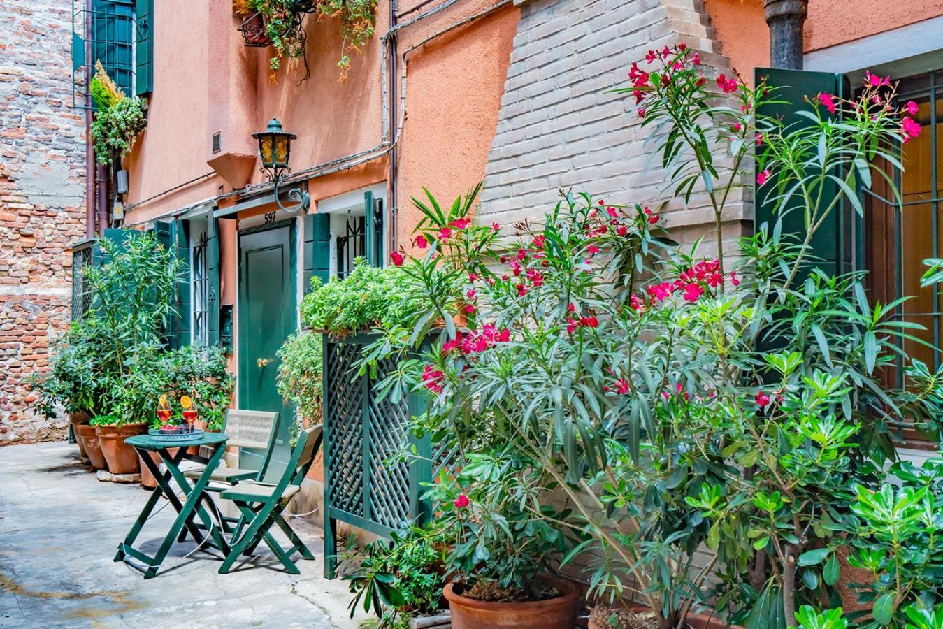 Lo Squero 1 The Secret Courtyard In Dorsoduro Apartment Venice Bilik gambar